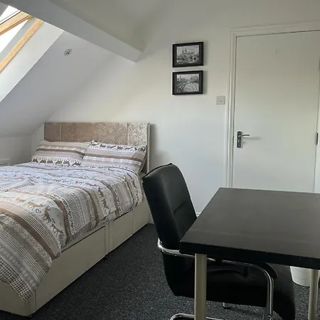 2 Bed Flat Near Old Market, Centre *